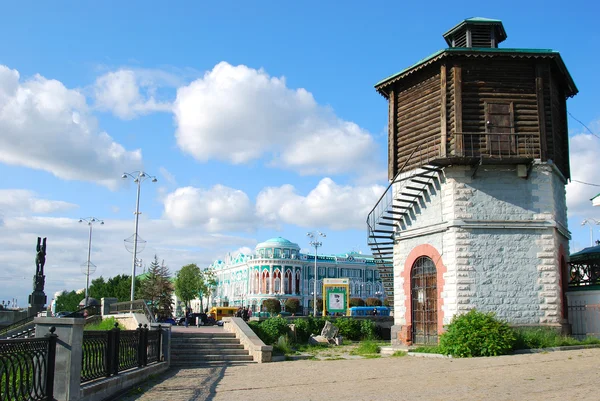 古い給水塔とセバスチャノフの家 今では大統領のウラル レジデンス ロイヤリティフリーのストック写真