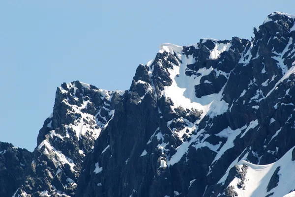 Piek bergen in de vallei kuyguk — Stockfoto
