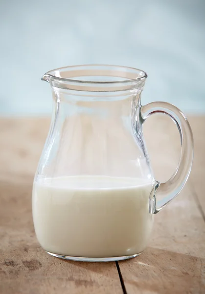 Närbild av mjölk på gamla träbord — Stockfoto