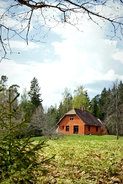 Krajobraz z domu z czerwonej cegły — Zdjęcie stockowe