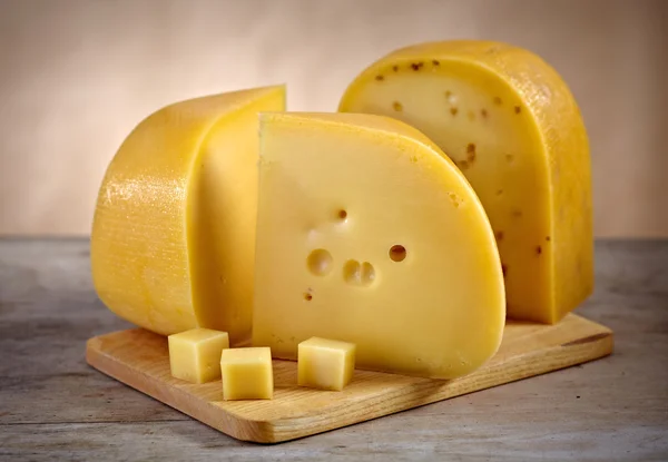 Käse auf Holzschneidebrett — Stockfoto