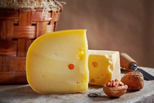 Natureza morta com queijo e nozes — Fotografia de Stock