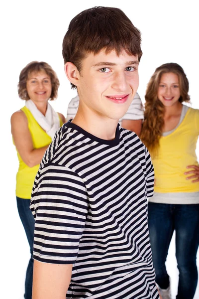 Leende ung grabb i fokus med familj i bakgrunden — Stockfoto