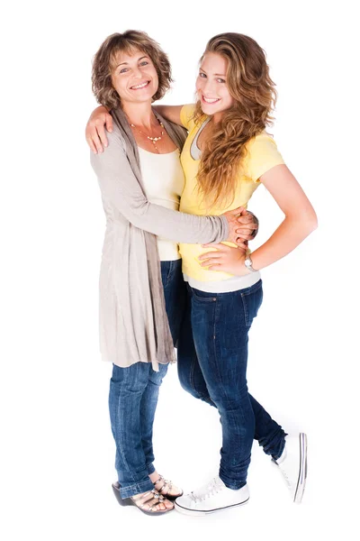 Madre e hija abrazándose mutuamente —  Fotos de Stock