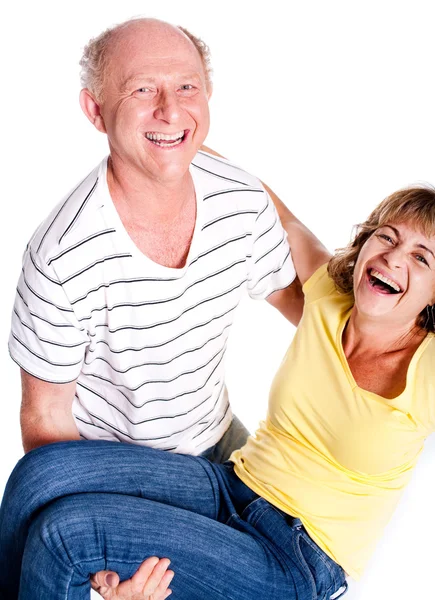 Старший мужчина держит жену на руках — стоковое фото