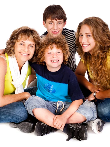 Šťastný mladý, usměvavý rodina s dvěma kluky — Stock fotografie