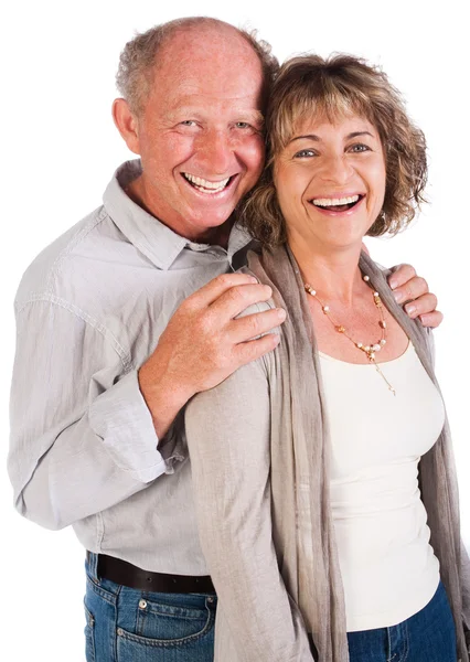 Счастливая пожилая пара улыбается в камеру — стоковое фото