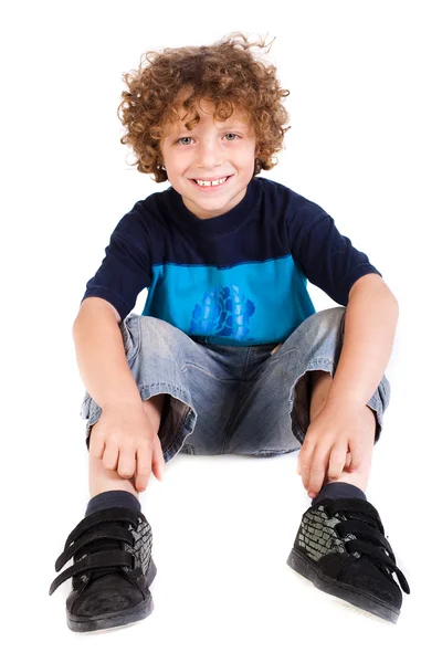 Adorabile giovane ragazzo seduto sul pavimento — Foto Stock