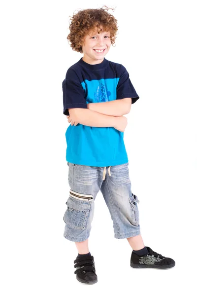 Kid poserar med armarna korsade — Stockfoto