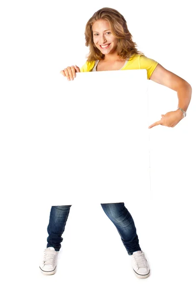 Mujer joven feliz sosteniendo una cartelera en blanco —  Fotos de Stock