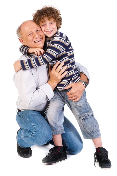 Εγγονός αγκαλιάζει ο παππούς του, σε εσωτερικούς χώρους — Φωτογραφία Αρχείου