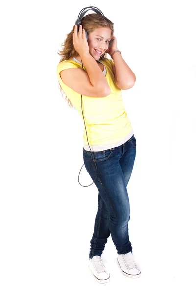 Mujer alegre caucásica escuchando y disfrutando de la música — Foto de Stock