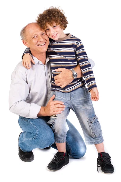 Avô abraçando seu neto — Fotografia de Stock