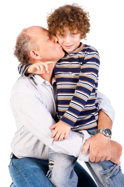 Enkel küsst seinen Großvater — Stockfoto
