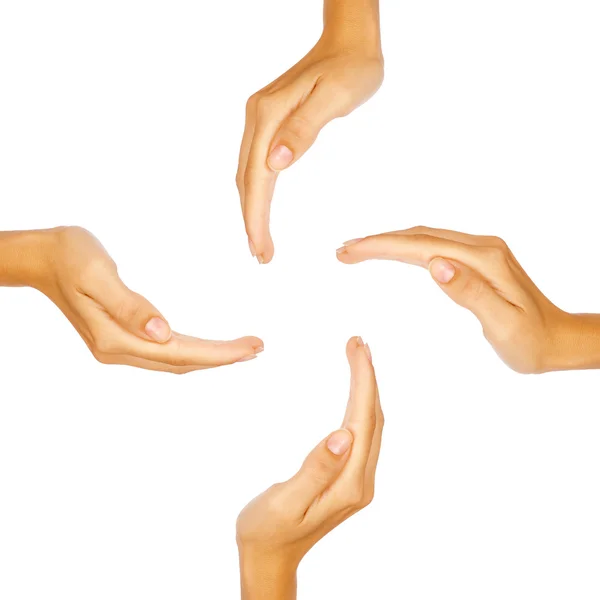 Quatro mãos humanas formando um círculo com espaço de cópia no meio — Fotografia de Stock