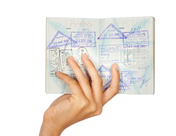 Mão mostrando passaporte, close-up tiro — Fotografia de Stock