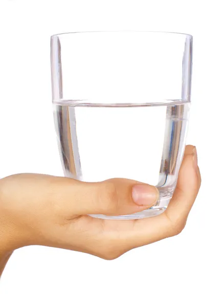 Handen håller ett glas vatten — Stockfoto