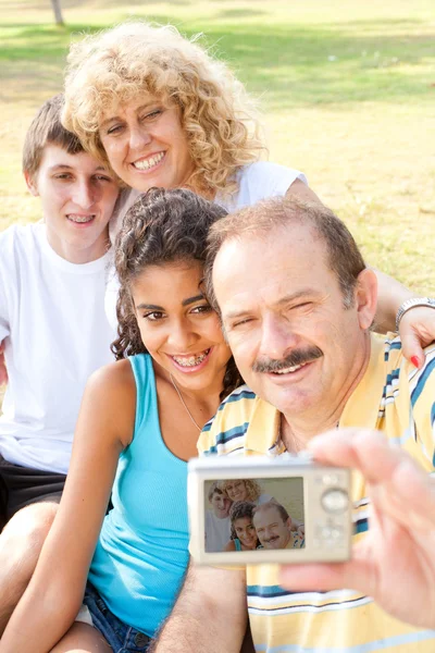 Lycklig familj ta självporträtt — Stockfoto