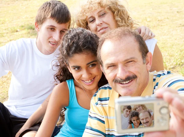 Aantrekkelijke familie poseren voor een zelfportret — Stockfoto