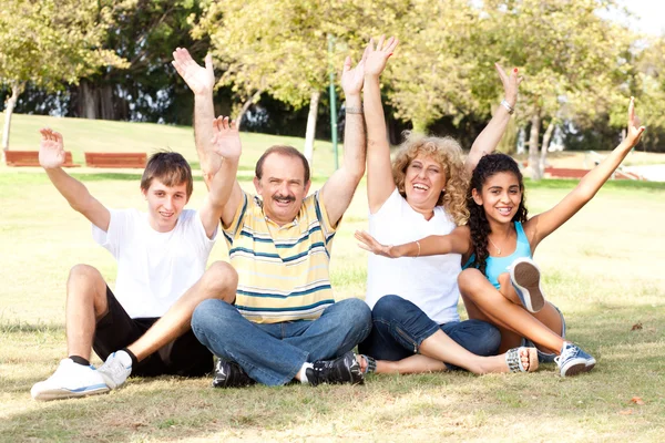 Молодая семья развлекается в парке — стоковое фото