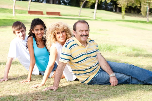 Familia joven relajándose en el parque — Foto de Stock