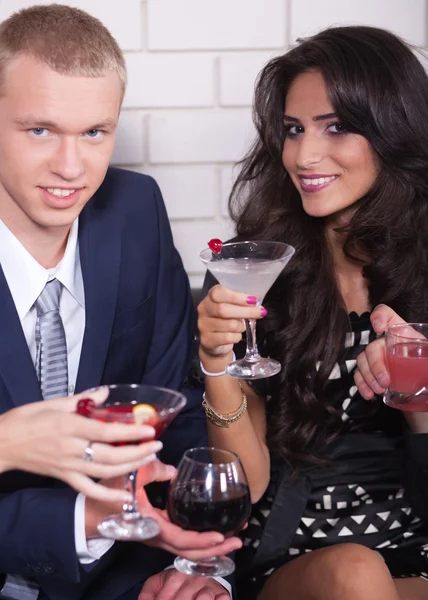 Пара на побаченні в барі або нічному клубі насолоджується вином — стокове фото