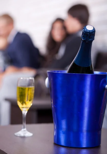 Champagne in focus, het paren in achtergrond — Stockfoto