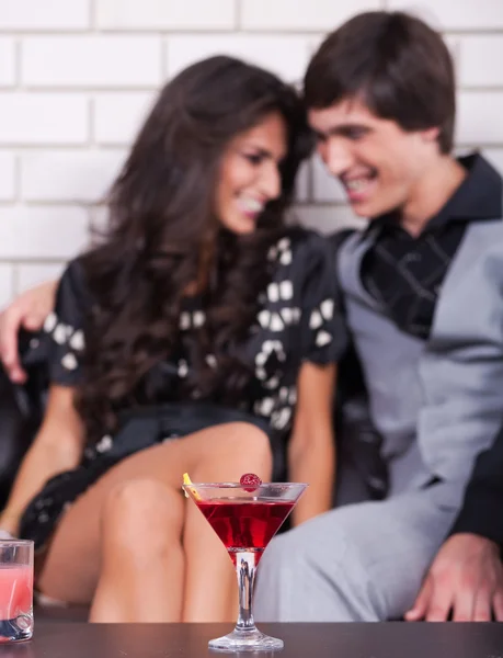 Пара на побаченні в барі або нічному клубі — стокове фото