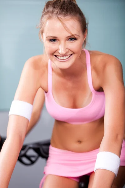 Mujer joven sonriendo haciendo ejercicio cardiovascular — Foto de Stock