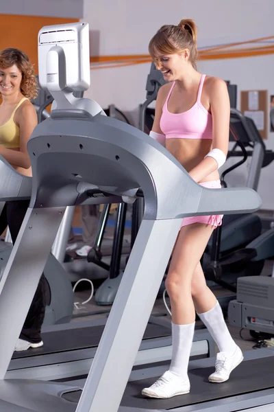 Femme sur la machine à courir dans la salle de gym — Photo