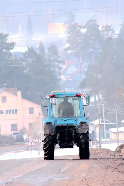 Alter Traktor. Winter. Dorf. — Stockfoto