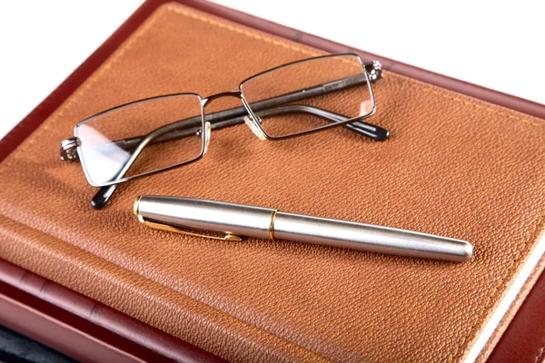 Arrangör glasögon och fontän penna — Stockfoto