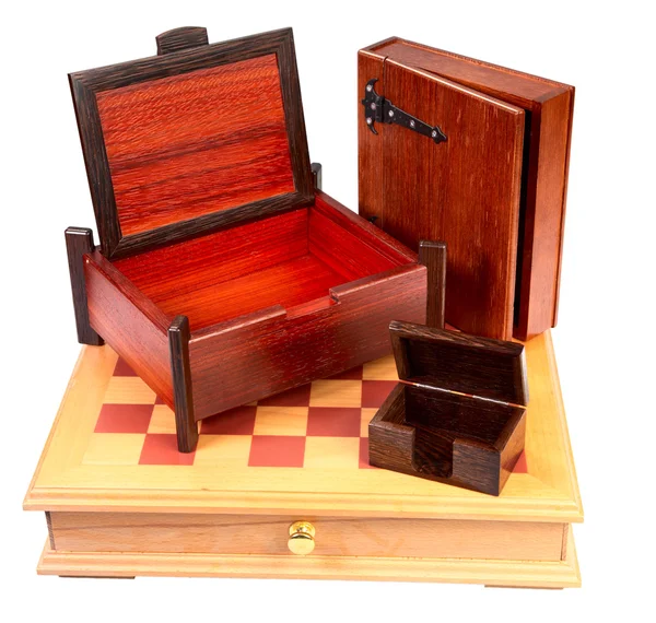 Ozdobny szachownicy i szkatułki na białym tle — Zdjęcie stockowe