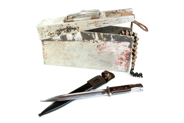 Caixa de alumínio com fita de metralhadora e faca de baioneta — Fotografia de Stock