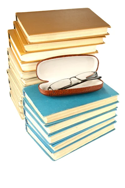 Stapel alter Bücher und Brillen — Stockfoto
