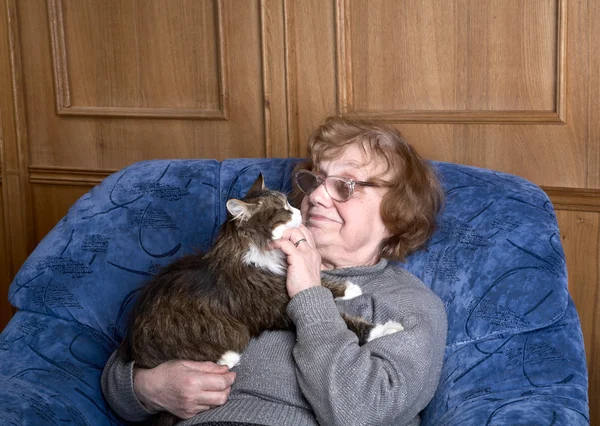 Stara kobieta na fotelu z kotem — Zdjęcie stockowe