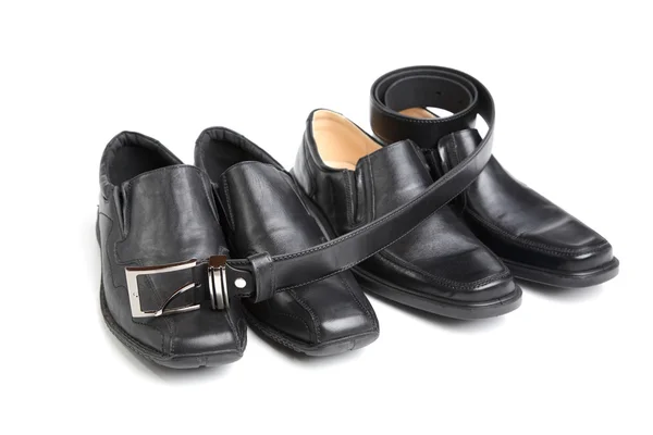 Dos pares de zapatos de hombre negro y un cinturón —  Fotos de Stock