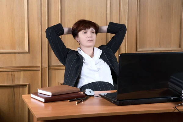 La mujer de negocios ha hecho descanso en el trabajo —  Fotos de Stock