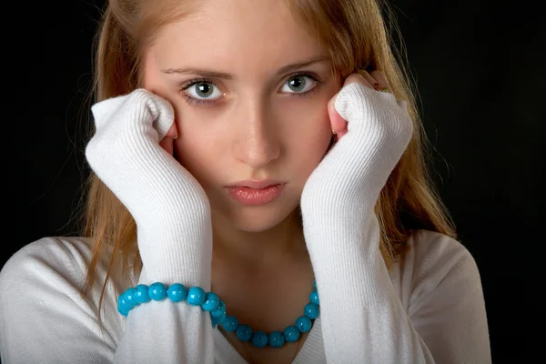 Das Mädchen mit Perlen und Armband — Stockfoto