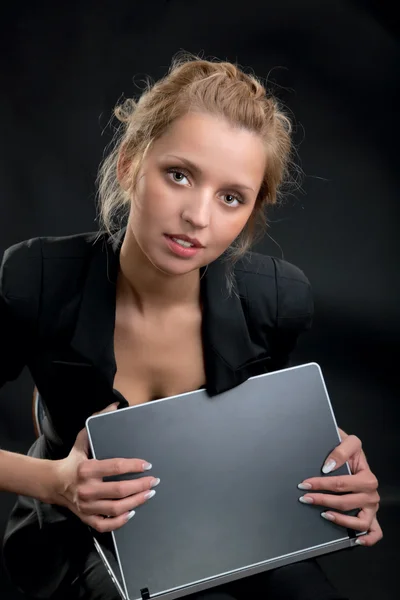 Dívka v obleku s notebookem — Stock fotografie
