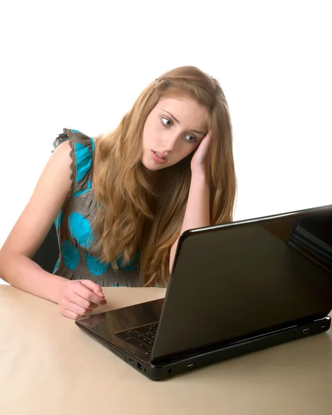 Menina-adolescente senta-se no computador portátil — Fotografia de Stock