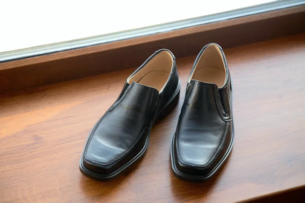 Adamın ayakkabılarına bir pencere pervazına üzerinde durmak — Stok fotoğraf