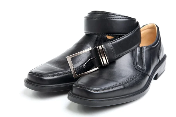 Dvojice černé Pánské boty a pás — Stock fotografie