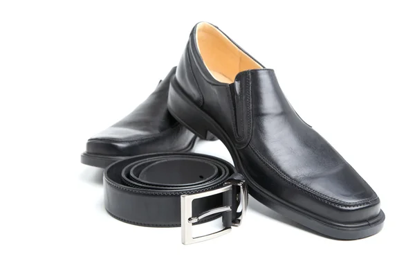 Pár fekete férfi cipő és a biztonsági öv — Stock Fotó