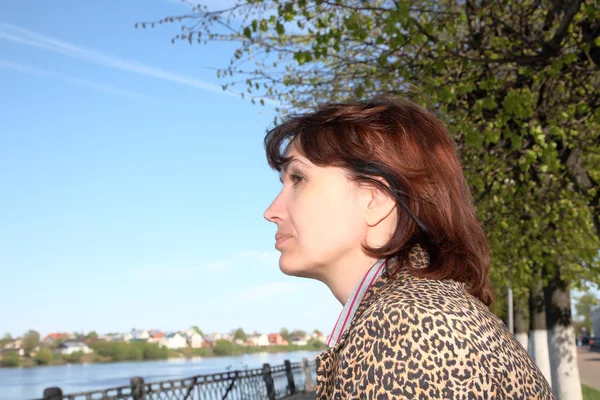 Femme des années moyennes regarde la rivière — Photo
