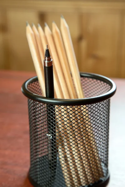 Μηχανικό μολύβι μεταξύ ξύλινα σε μια υποστήριξη — Φωτογραφία Αρχείου