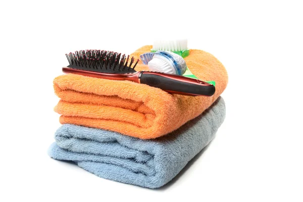 Stapel Handtücher und eine Bürste — Stockfoto