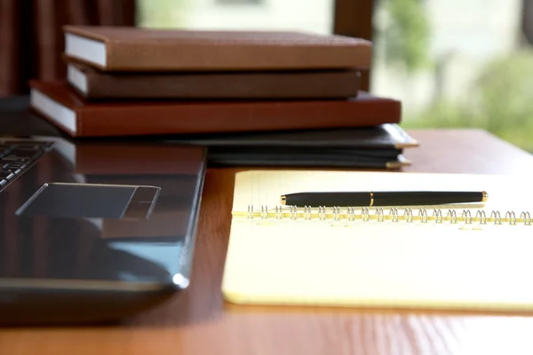 Organiza el portátil de escritura-libro y la pluma en un escritorio — Foto de Stock