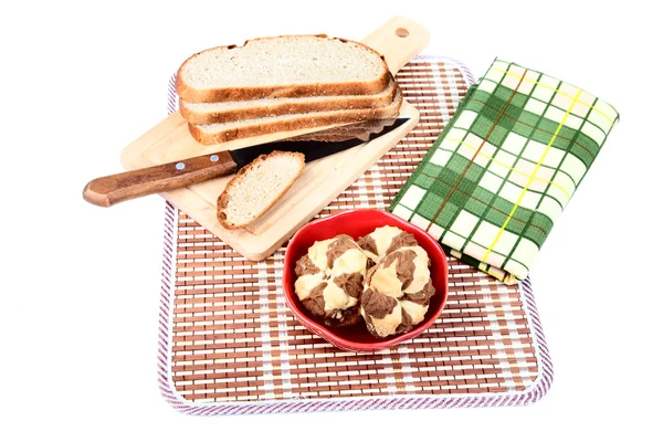 Biscoitos de pão frescos e uma toalha — Fotografia de Stock