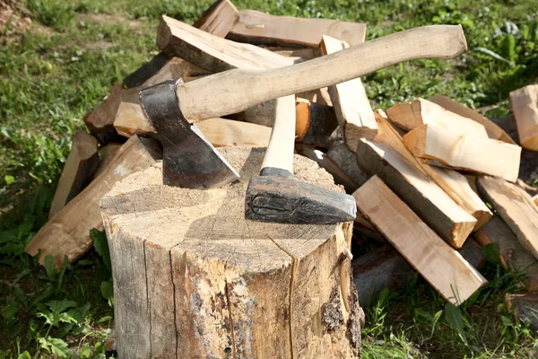 Axt spaltet Hammer und schneidet Brennholz — Stockfoto